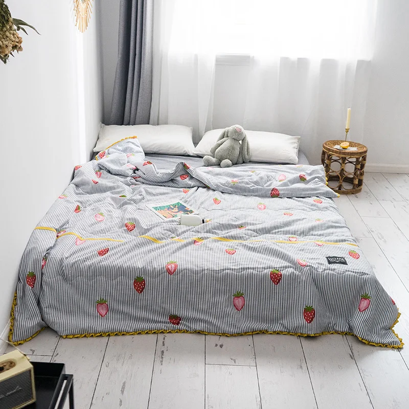 

Nordic Strawberry Soft Comfortable Quilts Bed Quilt Comforter Washable Quilted Adults Bedding Lace Decor Duvet Summer Quilts