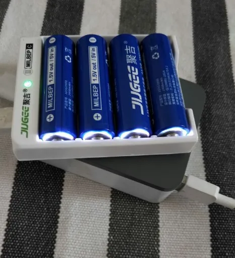 

NEW 4pcs JUGEE 1.5 v 3000mWh AA Li - polymer Li - ion lithium polymer rechargeable batteries + charger