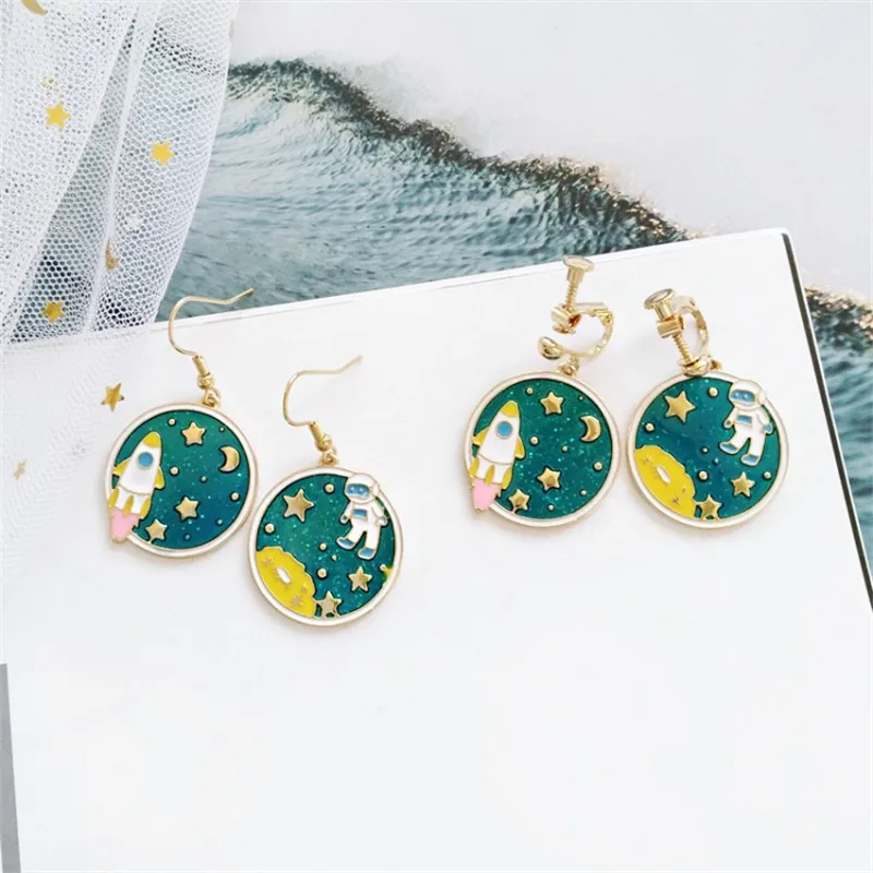 

New Japan and South Korea Geometric Space Astronauts Earrings Female Students Fashion Ear Clip Gifts Souvenir Friends