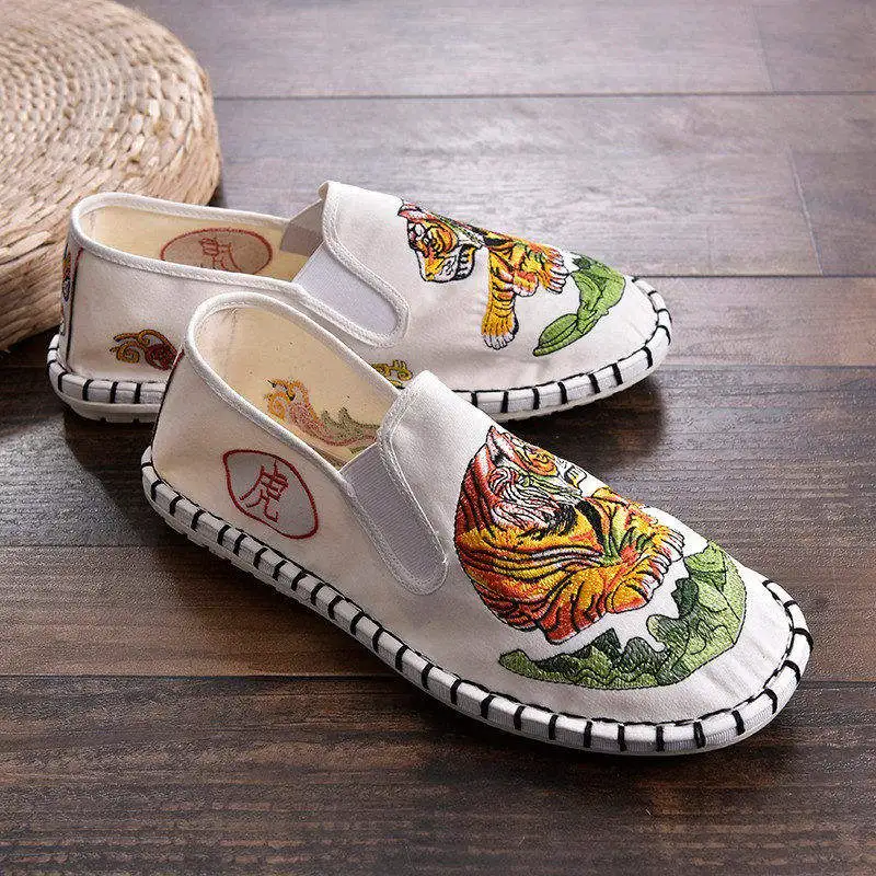 Базовая обувь в китайском стиле без шнуровки; сезон лето; льняная женская повседневная обувь на плоской подошве; женские кроссовки; большой размер 44; Туфли-оксфорды с вышивкой ручной работы - Цвет: White Tiger
