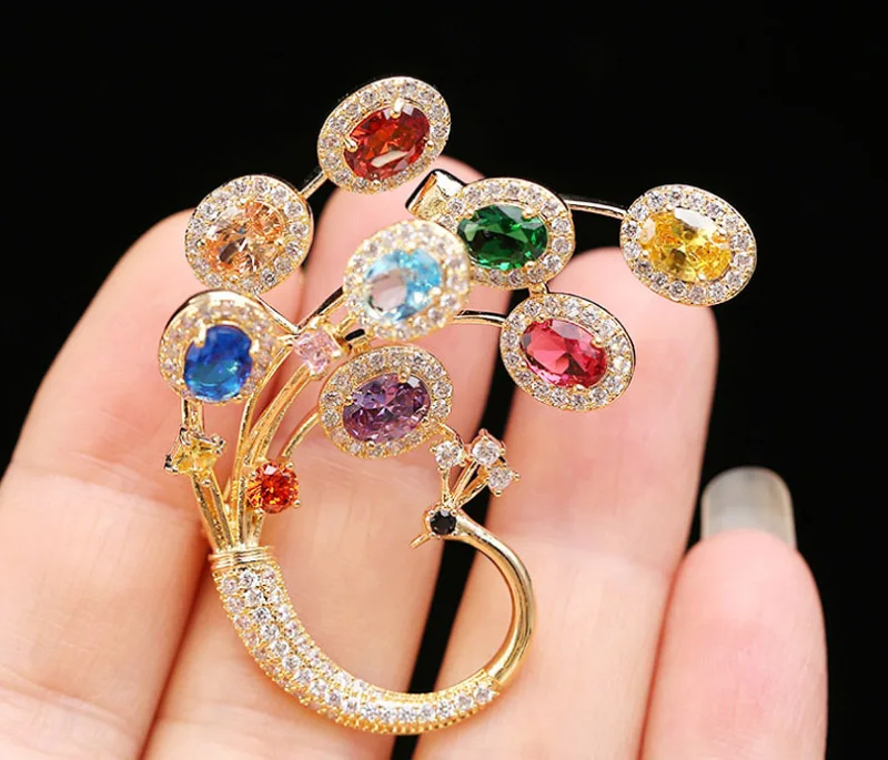 Zlxgirl Романтический Для женщин Разноцветные фианит брошь «Павлин» jewelry шарф Пен классический Для женщин бренд корсаж контакты аксессуар для