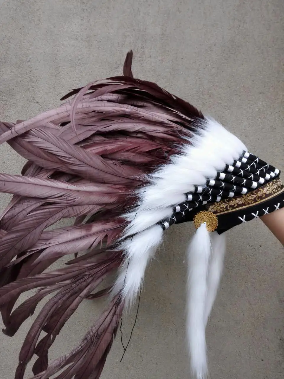 Украшение на голову с перьями. Перья на головном уборе 6 букв. Индийская шапка с перьями. Роуч шамана. Повязка на голову с пером.