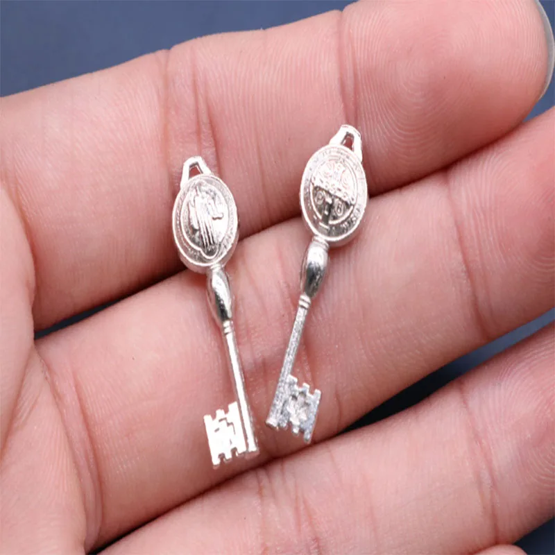 Фотография маленького Креста Святого Бенедикта. Amulet маленькая фотография