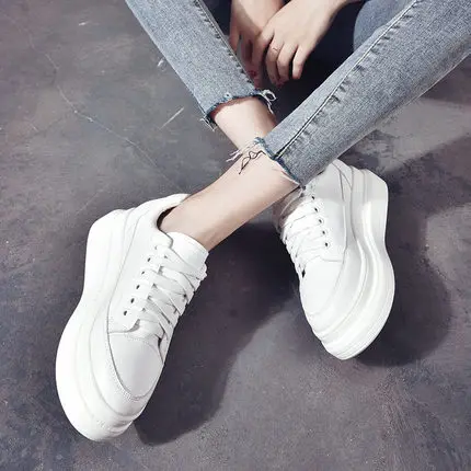 

2018 new wild Korean version of the increase in street shooting retro breathable lace-up platform shoes.