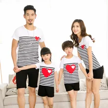 Одинаковые комплекты для семьи; хлопковые повседневные футболки с круглым вырезом и короткими рукавами в полоску с сердечками; удобные впитывающие пот