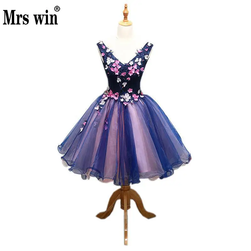 

Prom Dress 2019 Mrs Win V-neck Classic Flower Appliques Noble Mini Ball Gown Sweet Quinceanera Dresses Party Prom Formal Dress