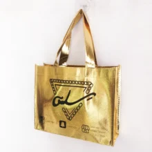 Индивидуальная Подарочная коробка сумки с ручками многоразовый Золотой металлический нетканый материал водонепроницаемая упаковка сумка вечерние сувениры