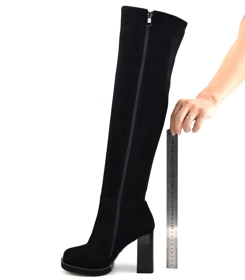 Odetina/модные черные ботфорты на высоком квадратном каблуке женские теплые зимние сапоги выше колена на платформе с молнией и металлическими украшениями