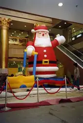 Яркий надувной Санта Клаус 6 м