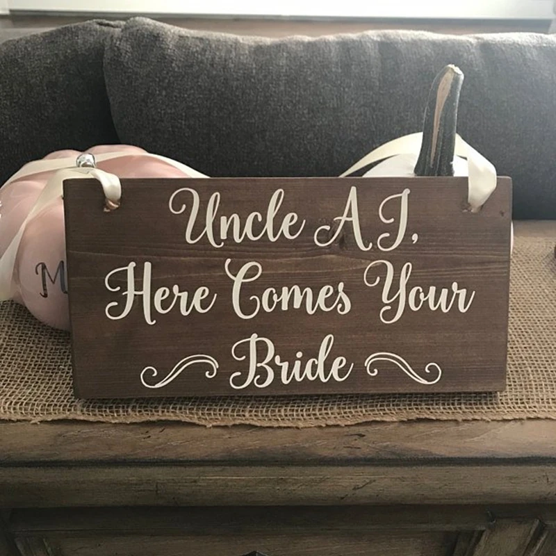 Персональный здесь поставляется знак невесты художественные наклейки Свадебный декор кольцо носитель цветок девушка знак виниловая наклейка Custome имя