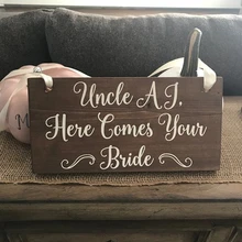 Персональный здесь поставляется знак невесты художественные наклейки Свадебный декор кольцо носитель цветок девушка знак виниловая наклейка Custome имя