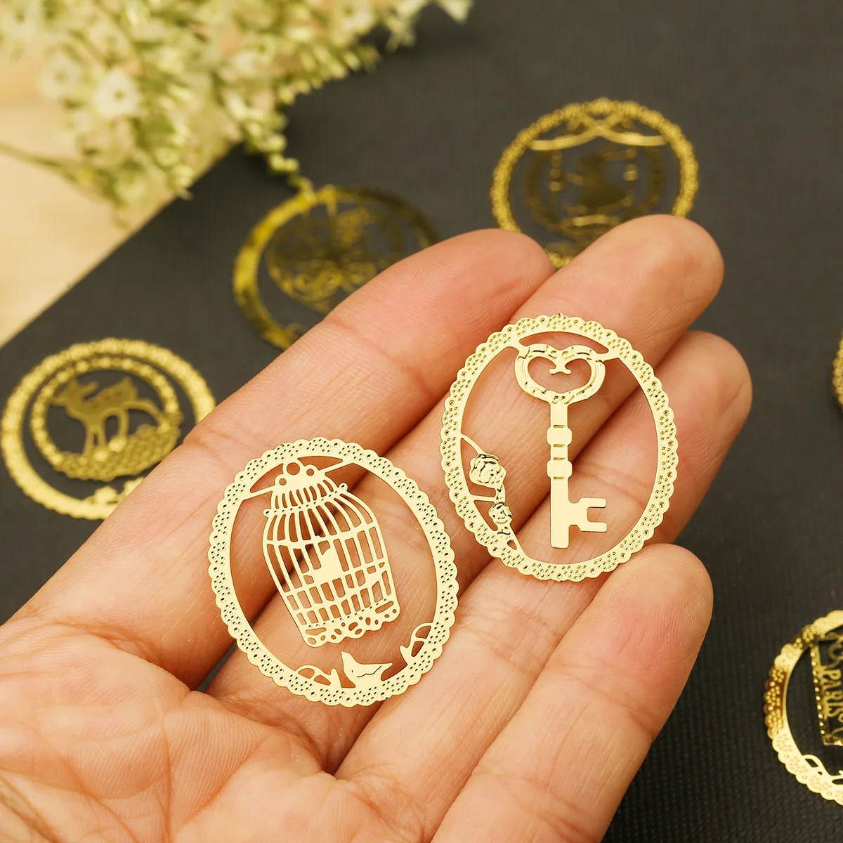 

1pcs Random Circular Metal Fine Metal Bookmarks Marker Stationery Gift Realistic Kawaii Cartoon Bookmarks Office School Supply