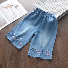 Для маленьких девочек хлопок Джинсовые шорты цветочной вышивкой Дети Мода Оптовые много объемный для одежды для девочек летние хлопковые бермуды
