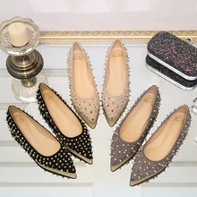 Новинка; модные женские туфли на плоской подошве с заклепками; пикантные женские туфли на низком каблуке с острым носком; женские вечерние повседневные замшевые свадебные туфли в байкерском стиле