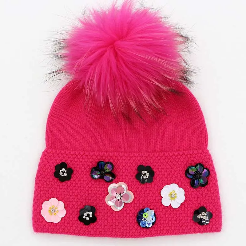 Цветочные зимние шапки для женщин Дамская зимняя шапка с цветком крутая вязаная шерстяная шапочка Женская шапка с помпоном из натурального меха енота - Цвет: Розовый