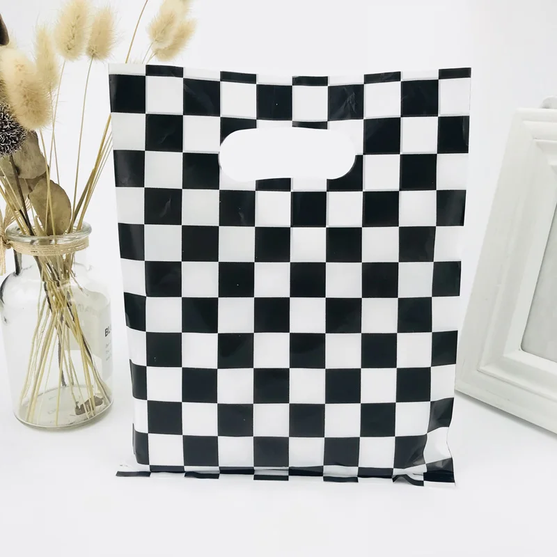 100pcs/lot Black Lattice Plastic Gift Bag Boutique Carrier Shopping Bags 20X25CM With Handles | Дом и сад
