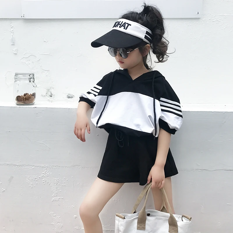 

Girls suit 2019 summer new Korean children's loose sports stitching hooded thin sweater shorts two-piece