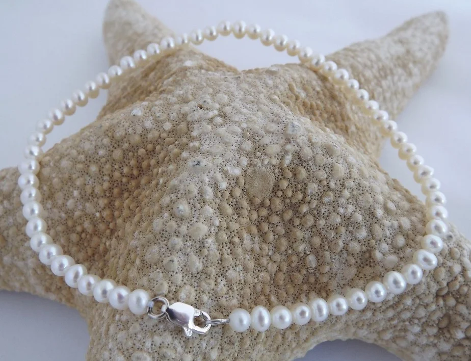 

2-3mm Circular White Pearl Necklace 18 Inches Silver Clasp Classic Luxury Natural Mesmerizing Personality Delicate Aurora Bead