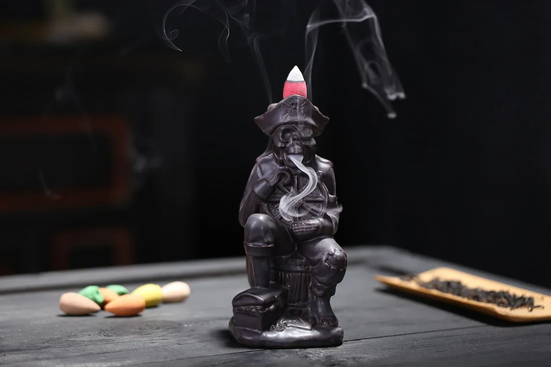 

Creative Home Bouddha Decorativo Ceramic Backflow Incense Burner Skull Men Pirate Incense Cones Holder + 10pcs Cones Incense