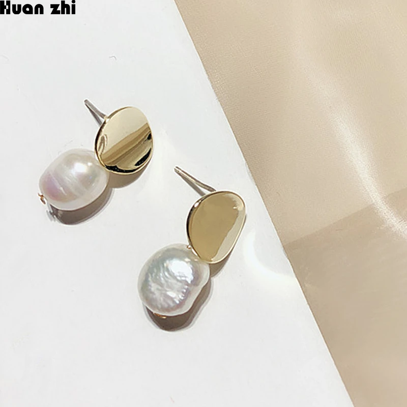 

HUANZHI Chic Style Simple Gold Metal Geometric Irregular Circle Natural Freshwater Pearl Small Stud Earrings for Women