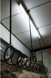 Spring condole hang clothing display shelf on the wall side is hanging clothes rack Black and white spiral hanging shelf