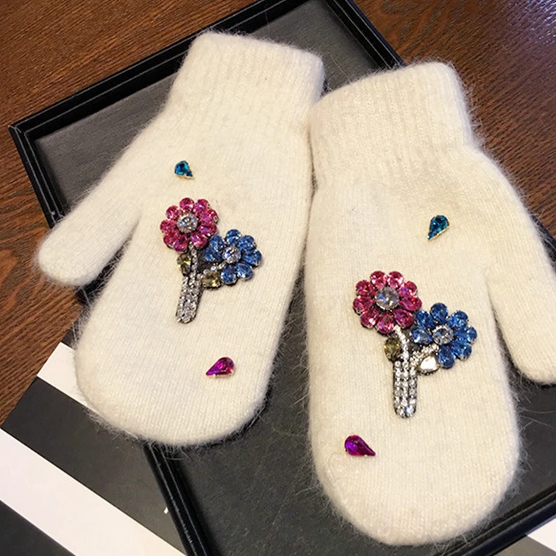 Как украсить варежки. Украсить варежки для девочки. Вязаные рукавицы. Вязаные варежки с вышивкой. Вязаные варежки.