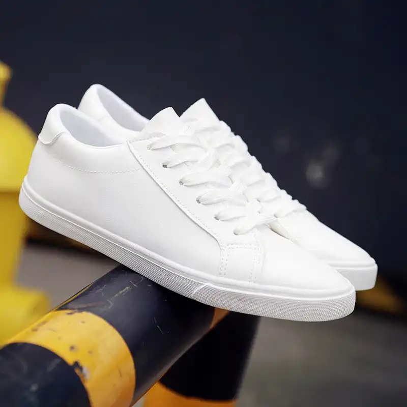 tenis blancos cuero