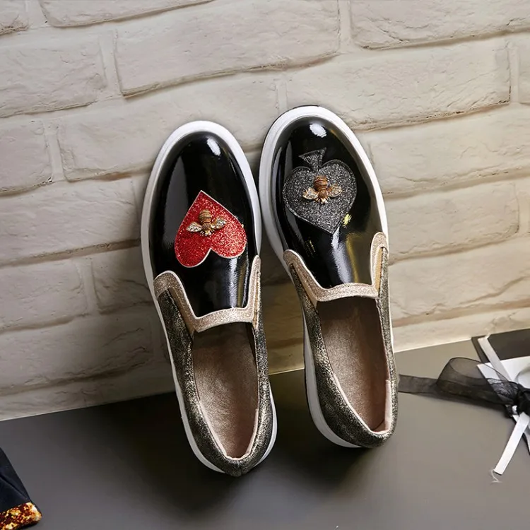 

2019 new fashion trend Lok Fu shoes women comfortable wild casual flat shoes.