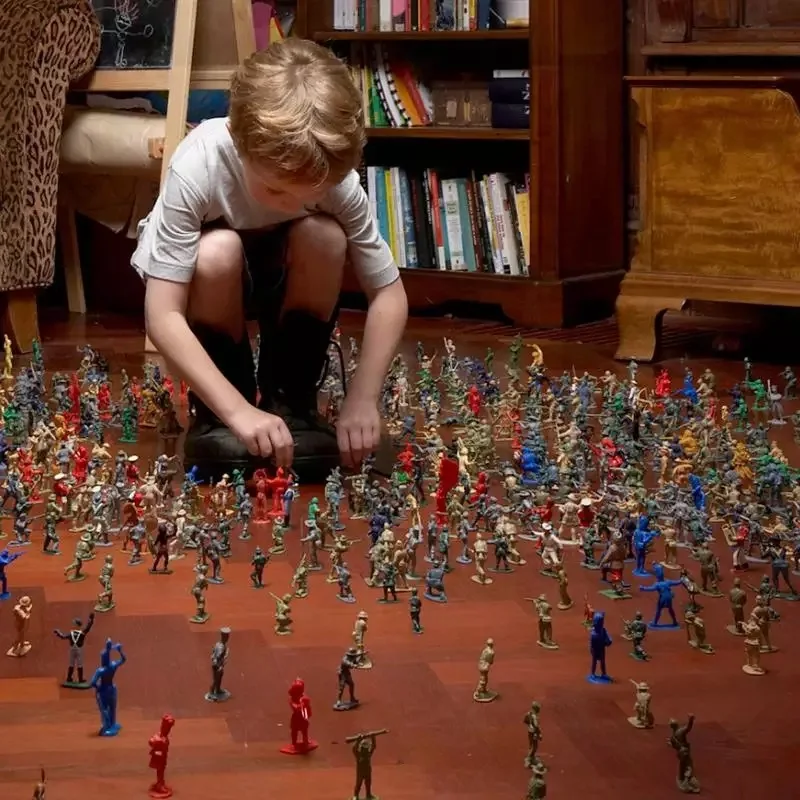 Играть в солдатики. Мальчик играет в солдатиков. Играть в солдатики. Сыграем в солдатиков. Сыграем в солдатиков.