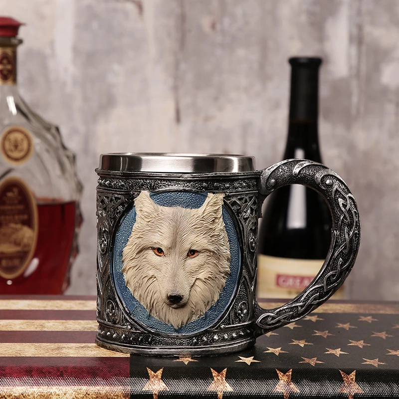 волк с кофе.