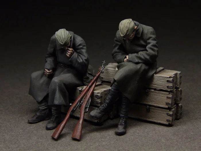 

1/35 Scale Unpainted Resin Figure Red Army Artillerymen At Rest 1941 WWII