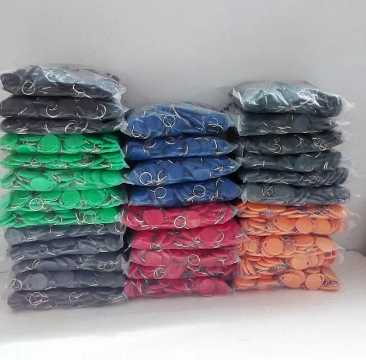 bilder für 50 stücke EM4305 T5577 Kopieren 125 khz RFID Tag llaveros llavero Porta Chave Karte Aufkleber Schlüsselanhänger Token Ring Proximity bilder für 50 stücke EM4305 T5577 Kopieren 125 khz RFID Tag llaveros llavero Porta Chave Karte Aufkleber Schlüsselanhänger Token Ring Proximity