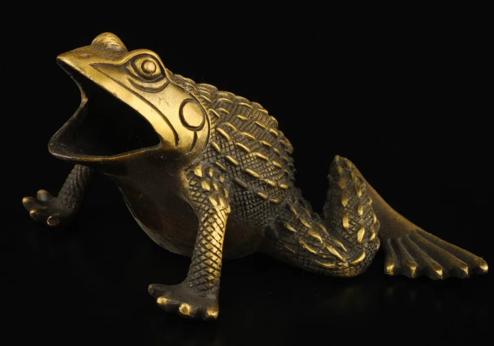 Collectible Decorated Old Copper Handwork Carved Frog Statue