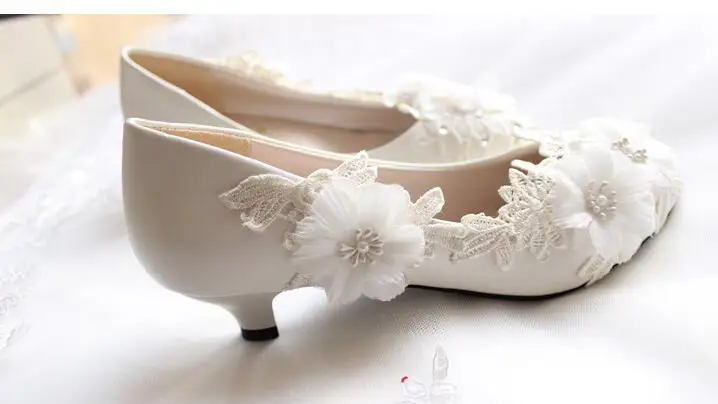 Модные белые кружевные цветы свадебные туфли женские ручной работы низкая Обувь на высоком каблуке с круглым носком свадебные невесты