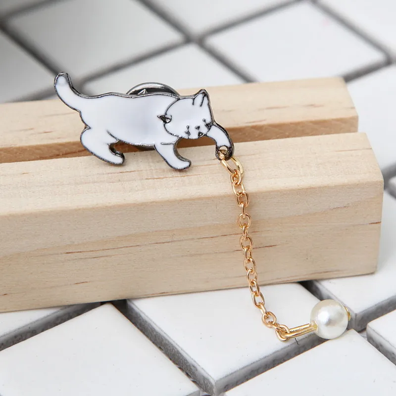 

Simple new personality animal tassel chain white kitten imitation pearl pendant white brooch fashion brooch collar needle badge