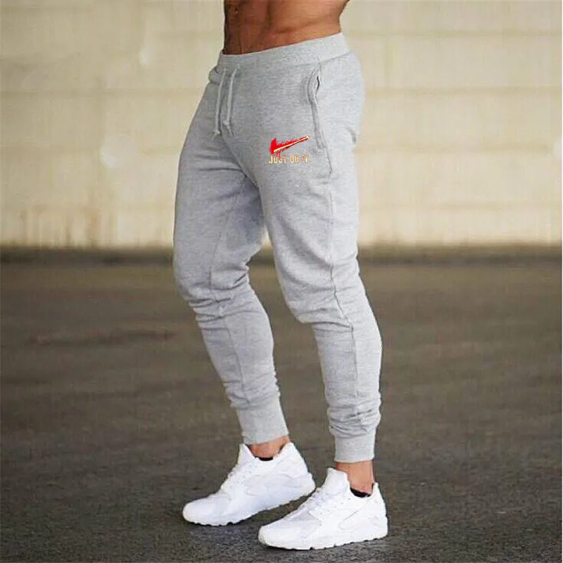 Großhandel VQ Joggers 2018 NEUE Turnhallen Herren Hosen Mode Fitness Marke Jogger Jogginghose Bottom Bodybuilding Hosen Männer Casual Hosen XXL Von Großhandel VQ Joggers 2018 NEUE Turnhallen Herren Hosen Mode Fitness Marke Jogger Jogginghose Bottom Bodybuilding Hosen Männer Casual Hosen XXL Von