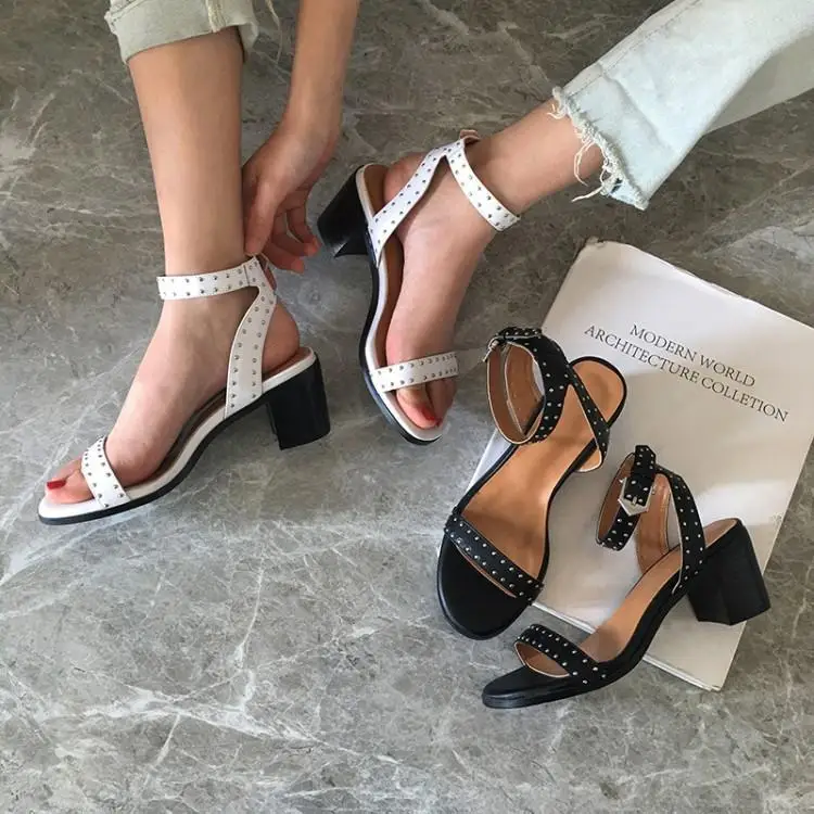 

Designers Rivets Wide Buckle Concise Women Sandals One Buckle Peep Toe Gladiators Ankle Buckle Chunky Heels Summer Shoes Woman