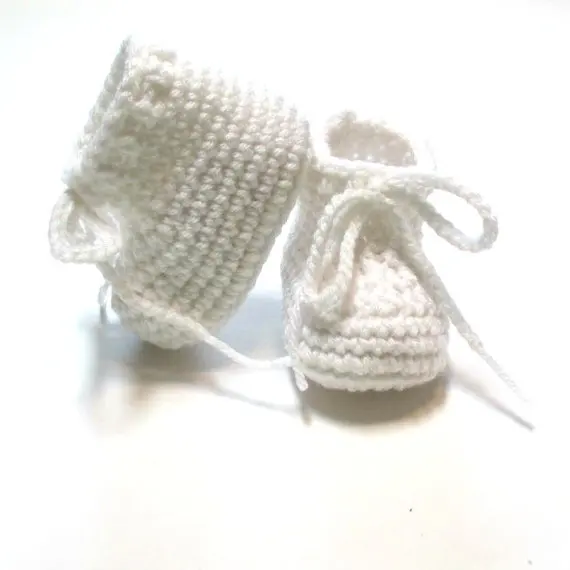 White baby booties. Crochet baby 