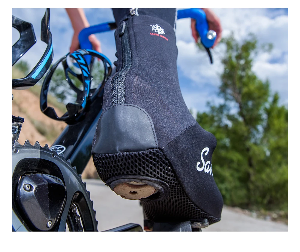The sole is made of mesh material, combined with the ventilation holes of the cycling shoe, to remove heat and prevent foot odor. (2)