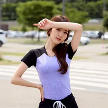 Йога Топы быстросохнущая Спортивная одежда для бега Женская эластичная спортивная одежда фиолетовая и черная Лоскутная Женская короткая футболка