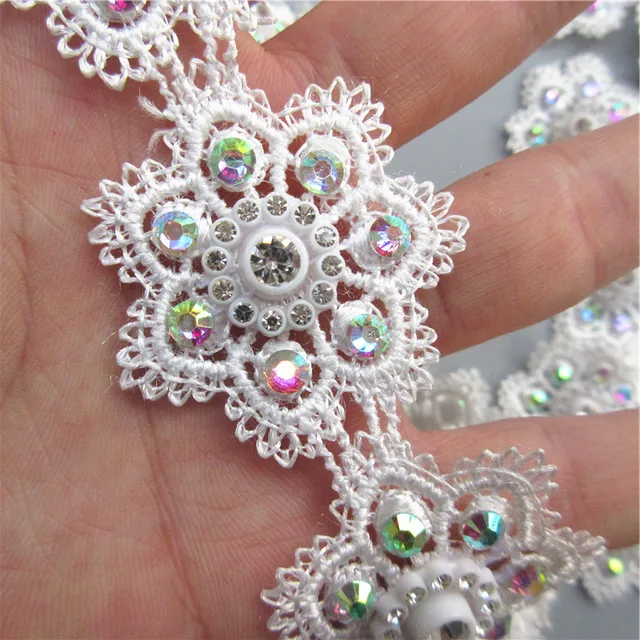 10x Bianco 4x4 cm Poliestere Fiore Strass Ricamato In Pizzo Nastro Forniture Per 10x Bianco 4x4 cm Poliestere Fiore Strass Ricamato In Pizzo Nastro Forniture Per