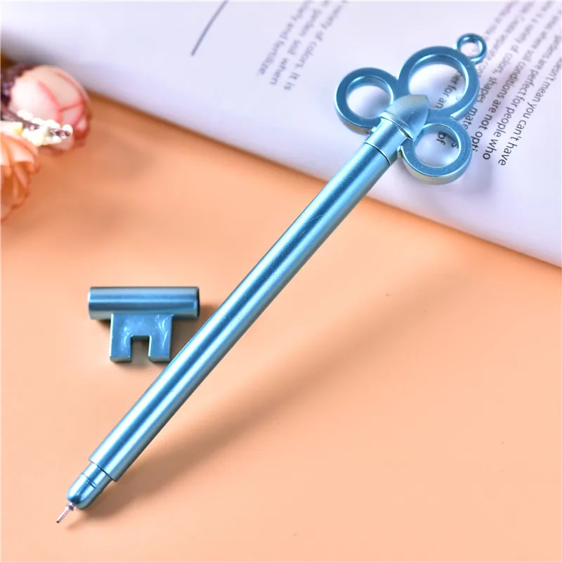 ручки письменные. нейтральный ключ ноты.