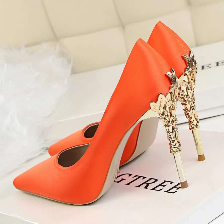 Элегантные женские туфли-лодочки с металлическими вырезами г. Высококачественные модные пикантные шелковые туфли на высоком каблуке 13 цветов/10 см женские свадебные туфли
