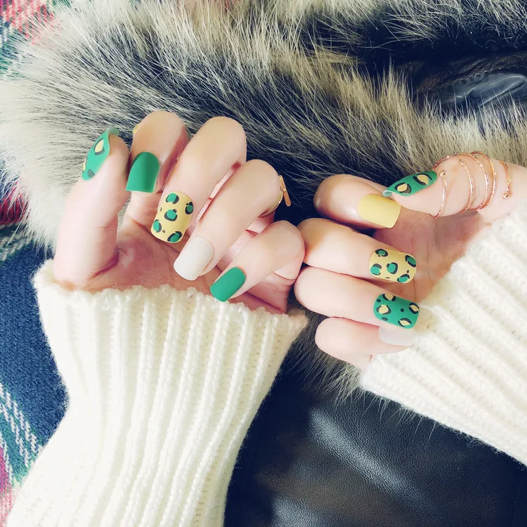 

24Pcs Fashion Matte Polish Fake Nails Green Dots Short Square Artificial Nail Tips with Glue Sticker for Office Home Faux Ongle