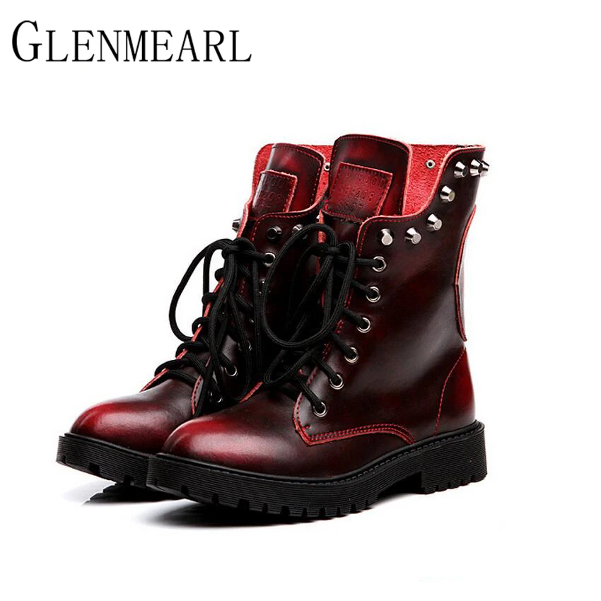 Acheter 2018 En Cuir Véritable Femmes Bottes Automne Hiver Chaud Nouvelle Marque Rivets Plate Forme de Mode Rouge Noir Mi mollet Bottes Femmes chaussures ZK15