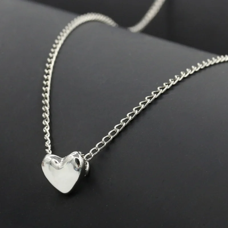 

Women Romantic Heart Pendant Necklaces Simple Elegant Short Golden Love Necklace
