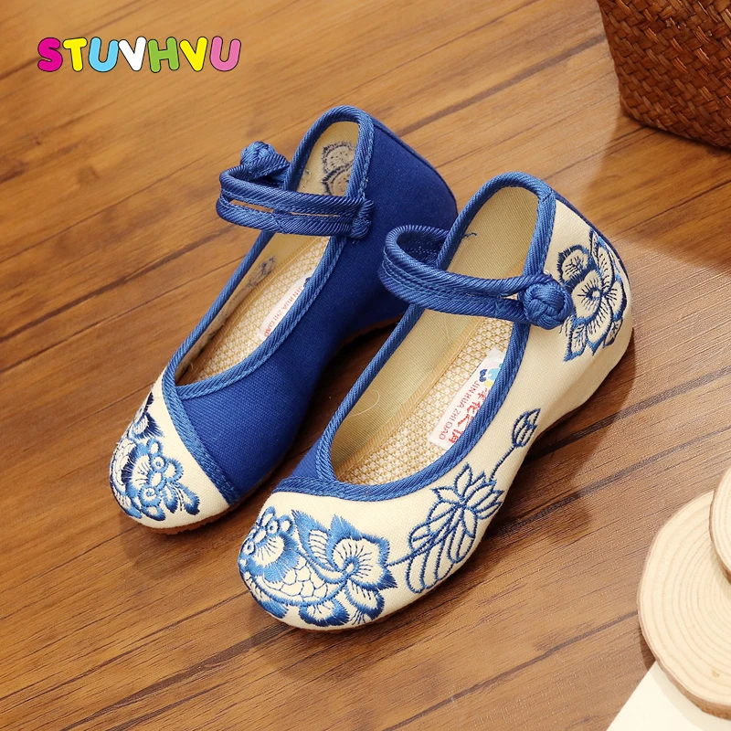 

Girls flower shoes children canvas shoes 2018 autumn fashion embroidered girls soft breathable cloth kids dance shoes high heels