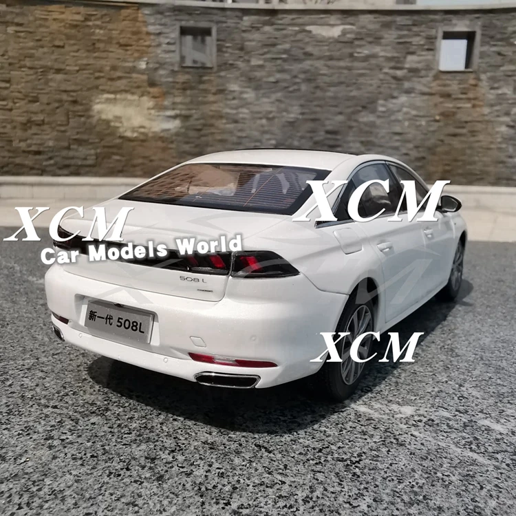 Литая под давлением модель автомобиля для 508L 1:18(белый)+ маленький подарок