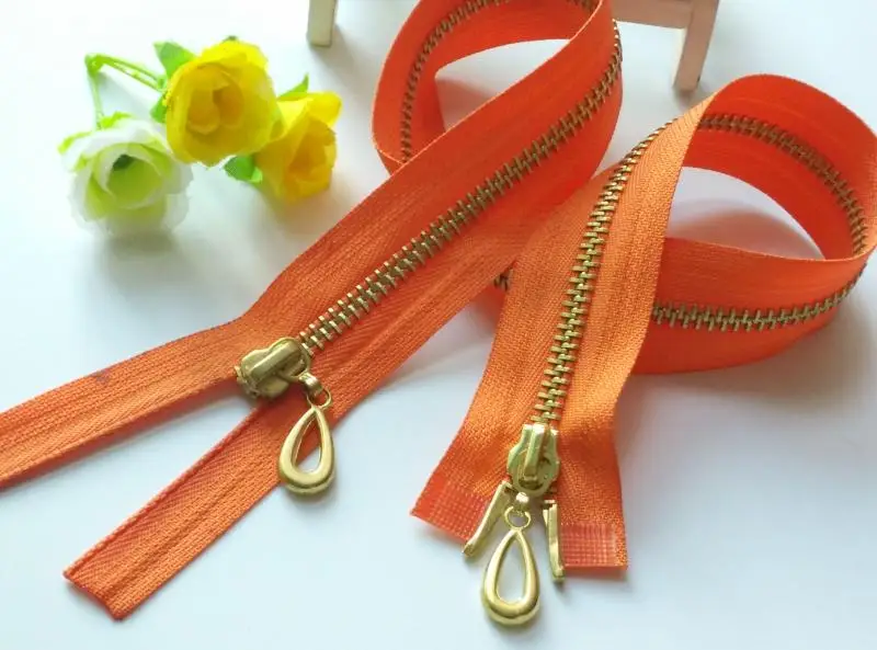 Застежка молния для летной куртки. Молния застежка. Обработать низ куртки с молнией. Накладные карманы на куртке. Куртка с карманами.