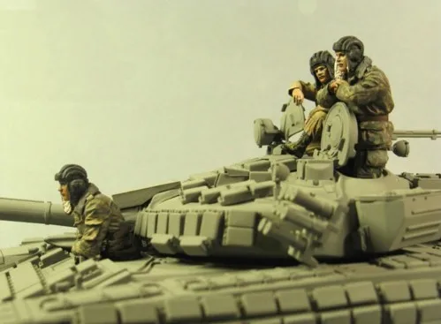 Модель современного боевого танка 1/35 русский солдат 3 человека полимерная модель